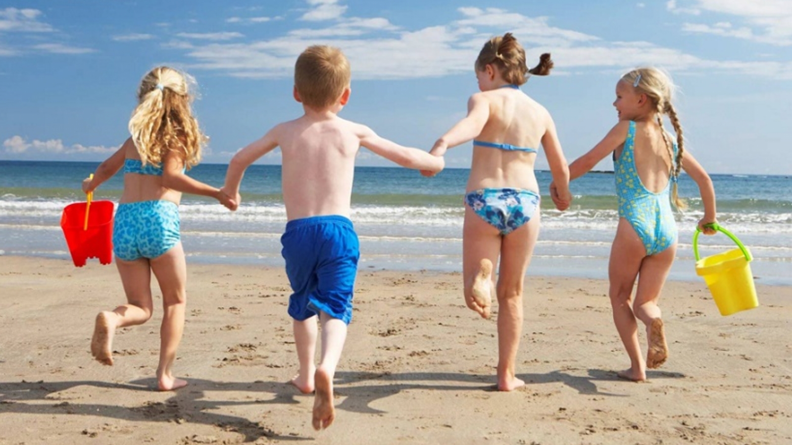 Children naturism. Дети на море. Лето пляж дети. Лето дети море. Дети бегут в море.